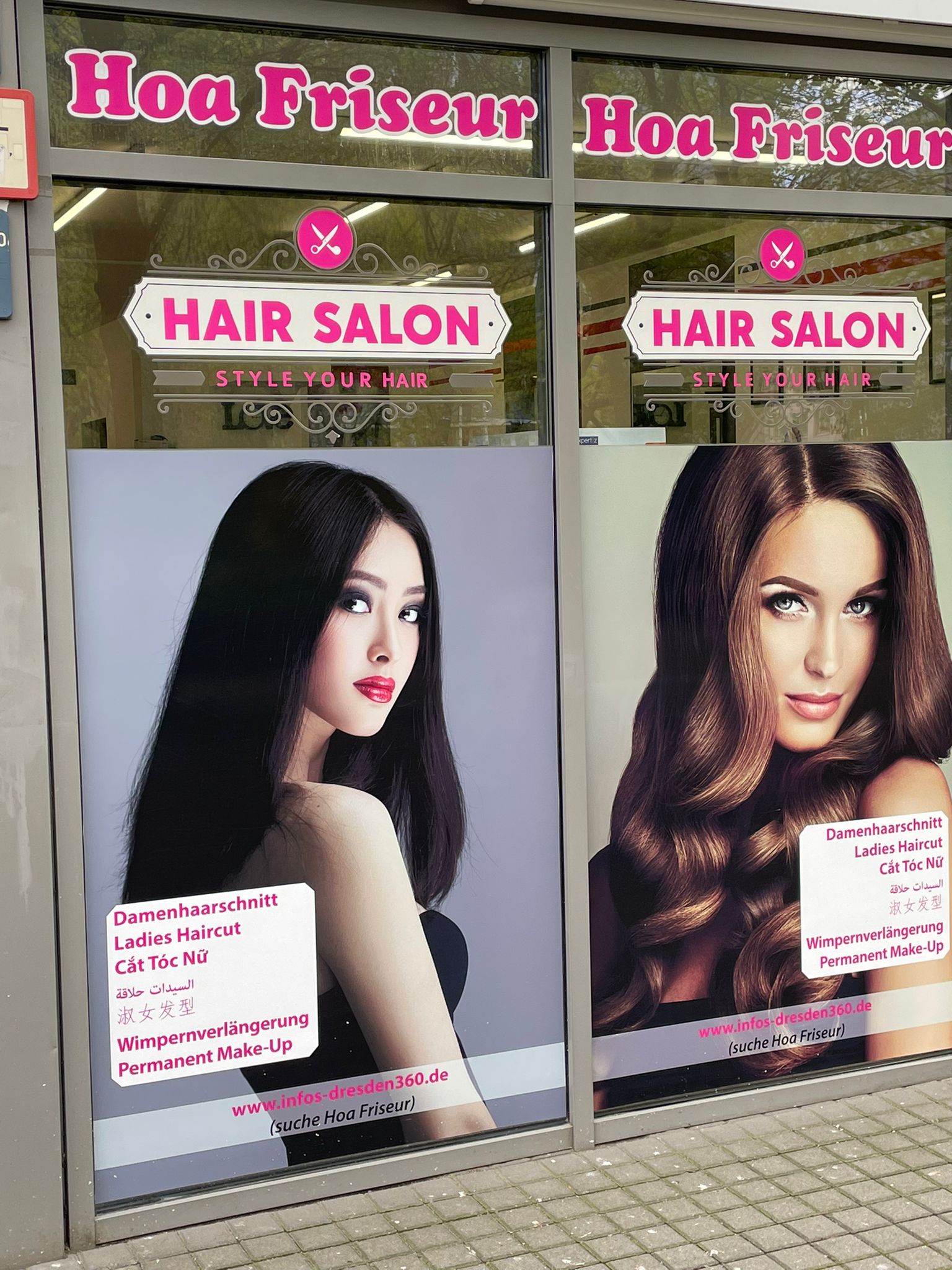 Zwei Werbeplakate mit Frauen mit glattem und lockigem Haar vor einem Friseursalon.