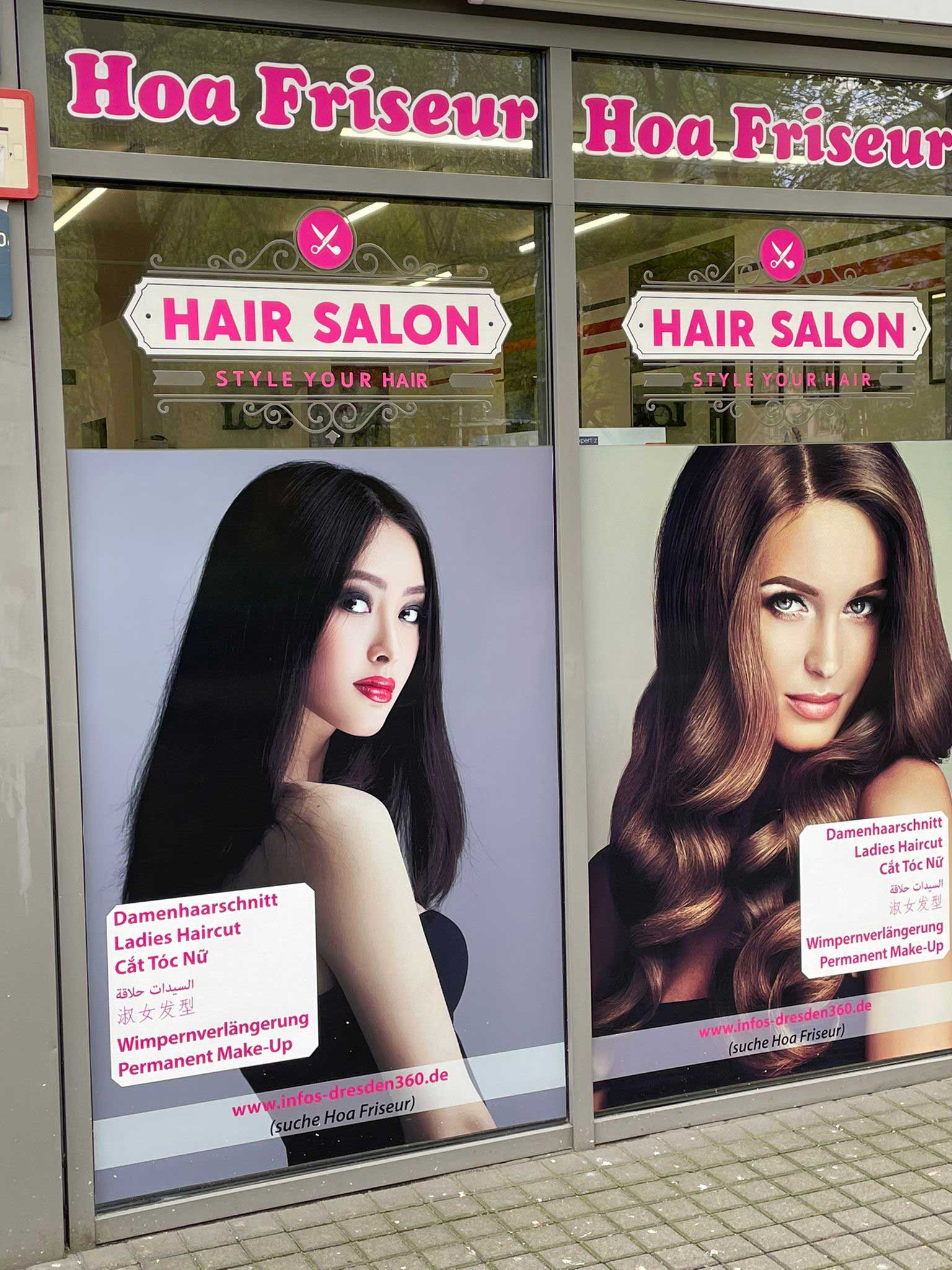 Eine Werbung zeigt zwei Frauen mit langen, glänzenden Haaren in einem Friseursalon.